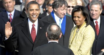 Barack Obama Vị tổng thống da màu đầu tiên của nước Mỹ Tổng thống Mỹ đặt tay lên cuốn kinh thánh và tuyên thệ trước một vị linh mục.