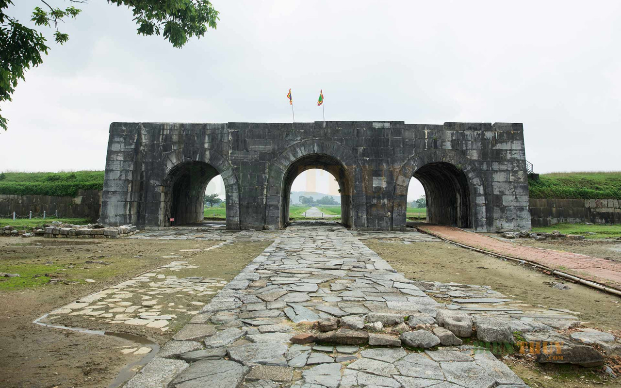 Cổng chính thành nhà Hồ - Thanh Hóa